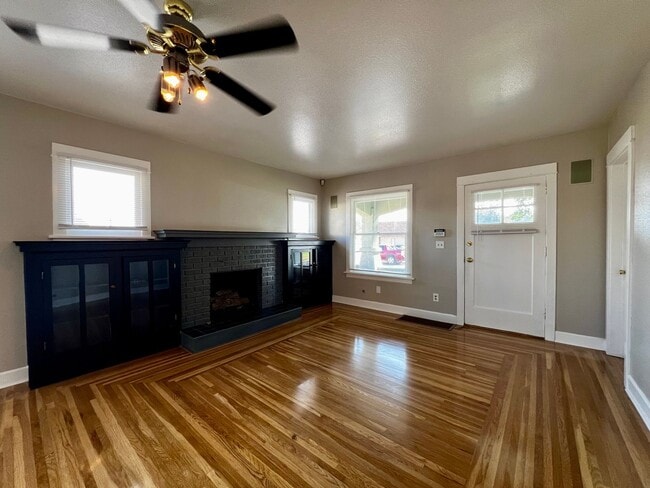 Building Photo - 604 S 12th Ave