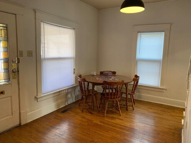 Building Photo - Fenced-in Yard + Washer & Dryer + Off-Street Parking! Available August 1st!