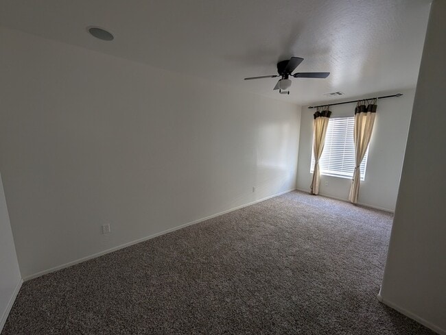Building Photo - Tramonto Townhome - Tri-level