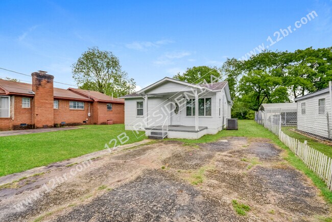 Building Photo - 4-Bedroom Home with Large Kitchen