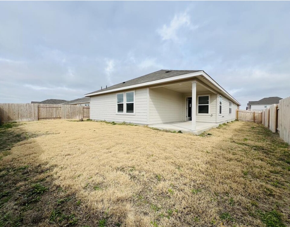 Building Photo - 500 Giorgio Moroder Dr