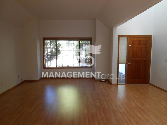 Building Photo - Traditional Tualatin Home With Spacious Ba...