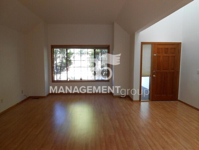 Foto del edificio - Traditional Tualatin Home With Spacious Ba...