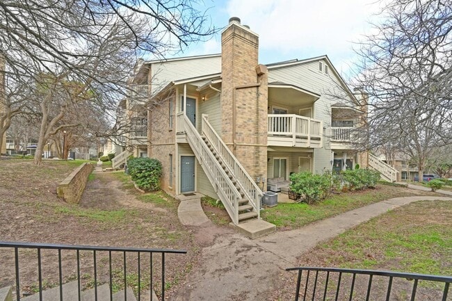 Foto del edificio - 2450 Wickersham Ln