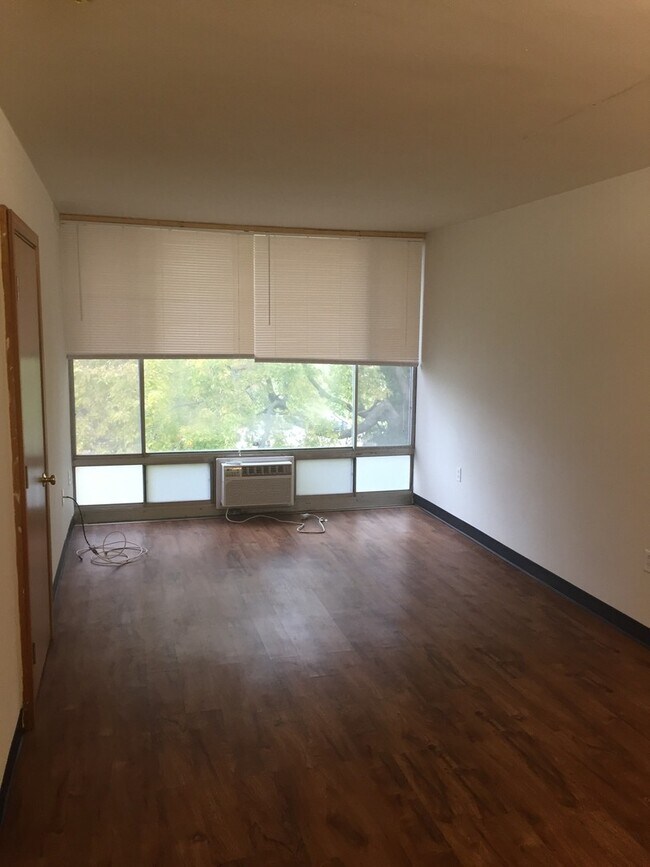 Building Photo - 2BR/1BA - East Campus - Swift access to Class! Water Included! AVAIL. NOW
