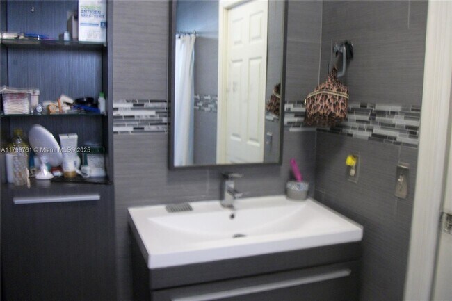 Foto del edificio - 3597 W 72nd Pl