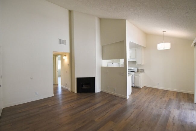 Foto del edificio - 17122 Chatsworth St