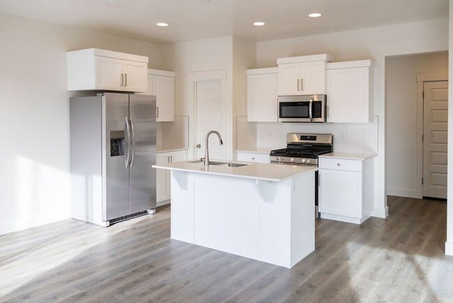 Building Photo - Spacious 4-Bed Home in Sage Canyon