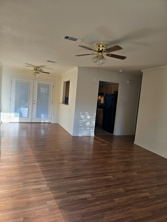 Sala de estar-comedor - 100 Brodnax Dr