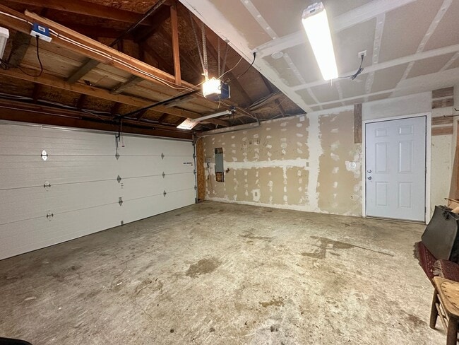 Building Photo - Bright & Spacious 3 Bed / 2 Bath - Gorgeou...