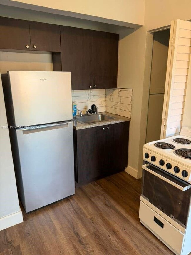 Foto del edificio - 2321 Adams St