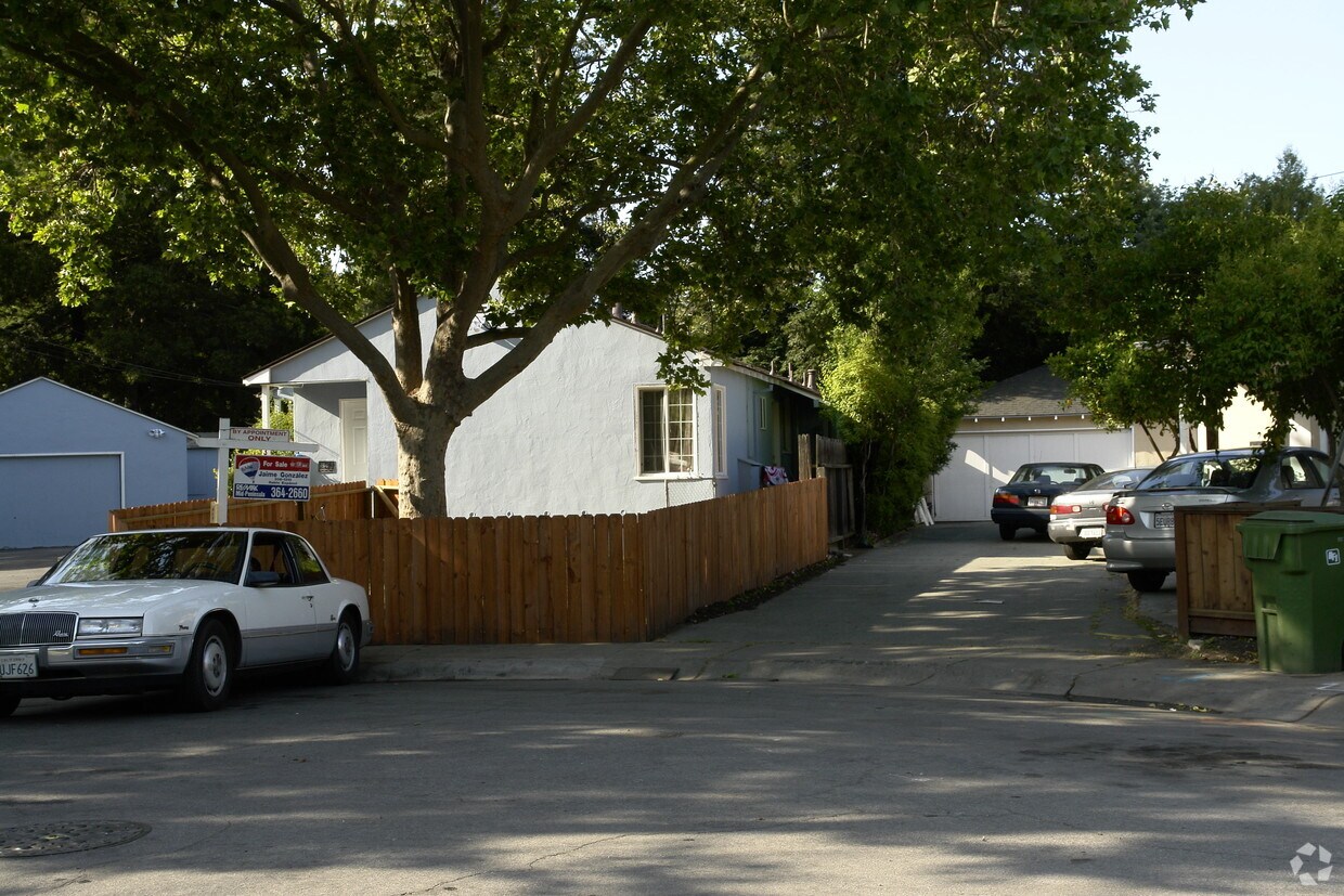 Primary Photo - 42-44 Arrowhead Ln