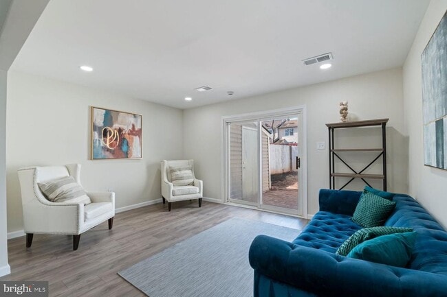 Foto del edificio - 7616 Somerset Ln