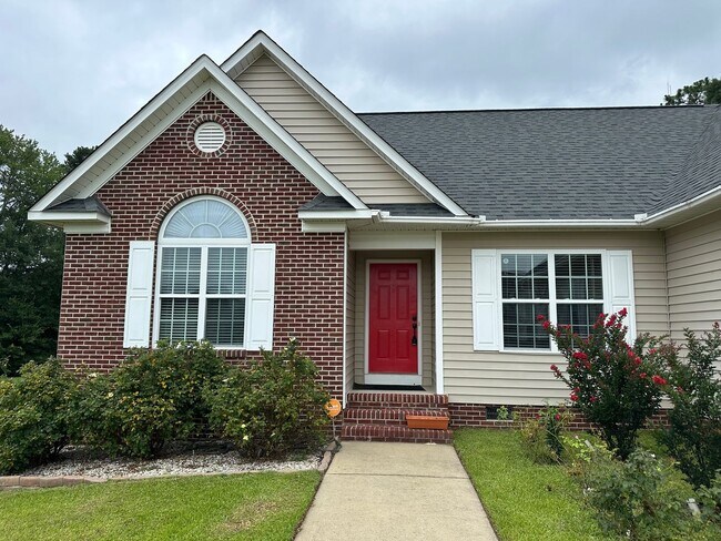 Building Photo - 4 Bedroom, 3 Bath with 2 Car Garage off Ho...