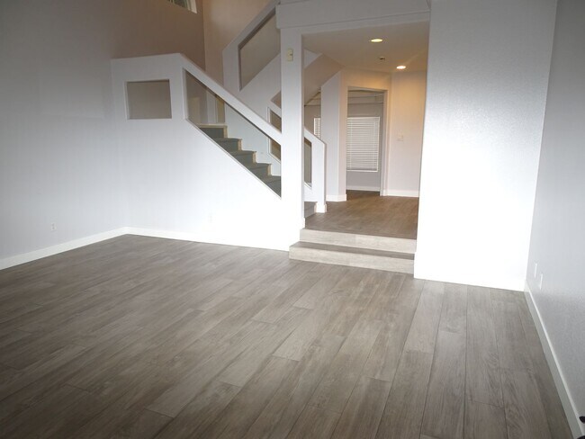 Building Photo - 4 Bedroom With Den In Northwest