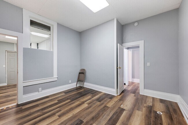 Foto del edificio - Modern 10-Room Downtown Gem – Ideal for Fl...