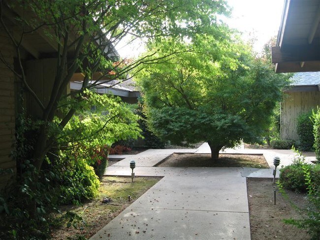 Building Photo - 5771 N Valentine Ave