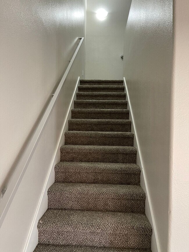 Foto del edificio - Spacious 2-Story Townhome in Gated Communi...