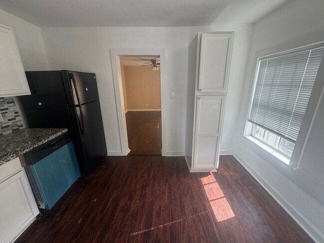 Building Photo - Charming 1BR Multi Family