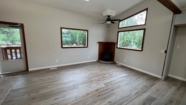 Building Photo - Eagle River (3) Bedroom Ranch + Mother-in-...