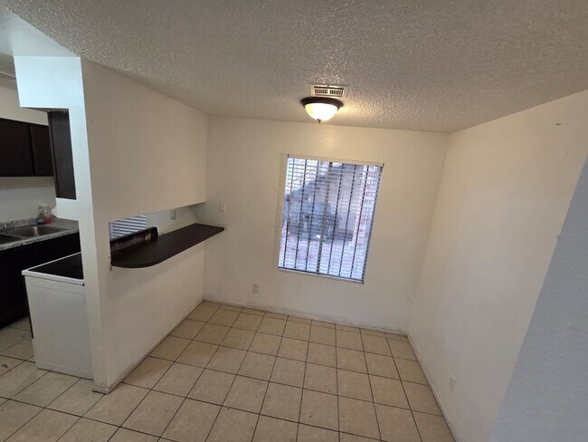 Foto del edificio - Spacious 2-Bedroom Apartment Near Downtown...