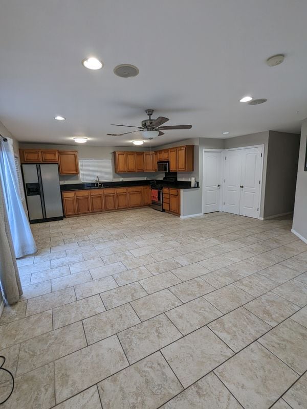 Building Photo - 616 E Opp St