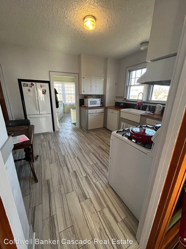 Foto del edificio - 2 br, 2 bath House - 301 W Broadway