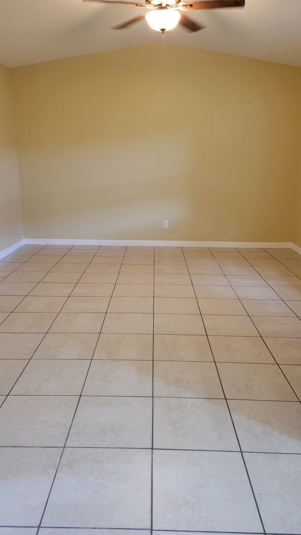 Building Photo - Annual unfurnished 2/1 half duplex in Sara...