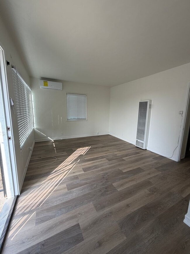 Building Photo - W Bevery Terrace