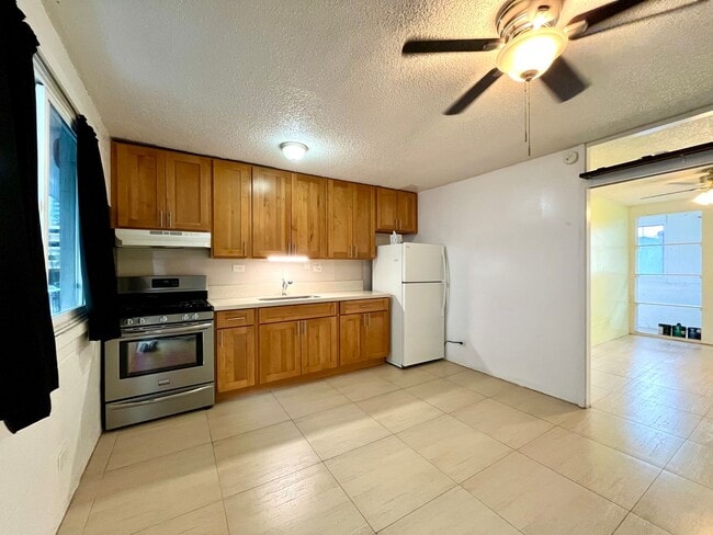 Foto del edificio - Waikiki: 1 Bed, 1 Bath Apartment, Utilitie...
