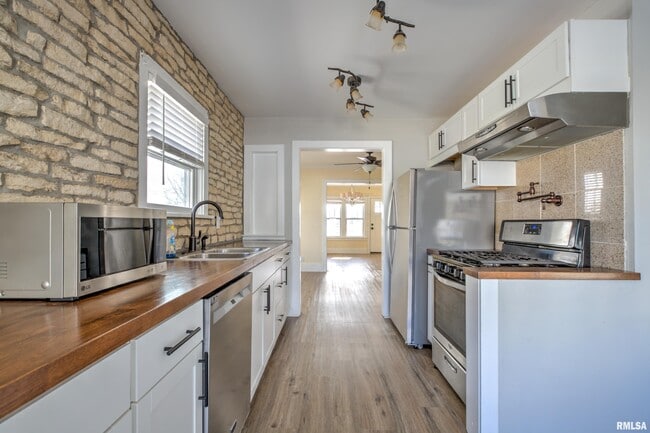 Building Photo - 1335 E Seiberling Ave