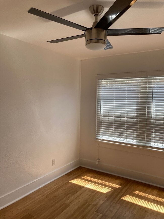 Interior Photo - 5139 Melrose Avenue