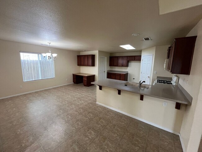 Building Photo - Wonderful Home in NW Porterville Available...