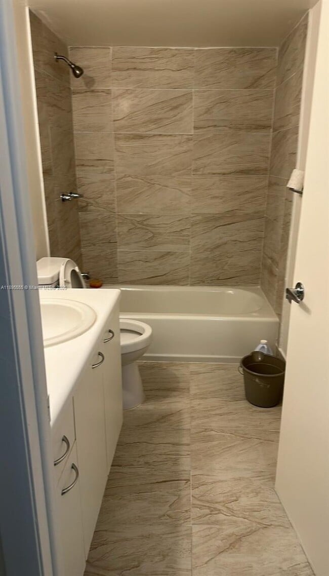 Foto del edificio - 10411 N Kendall Dr