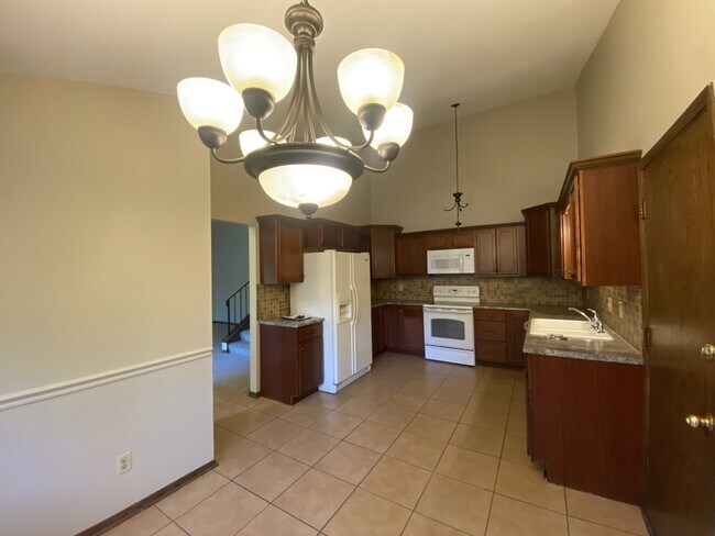 Building Photo - 2802 Rolling Oaks Rd
