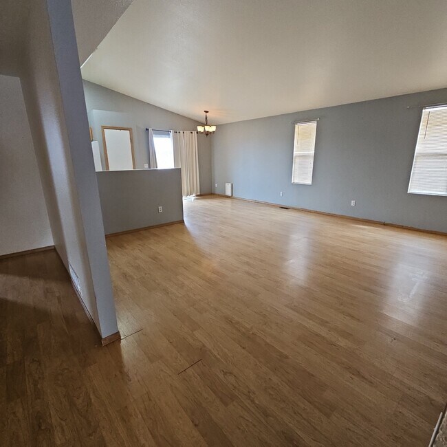 Foto del edificio - 3 bedroom 2 car garage - Middle Bay Way