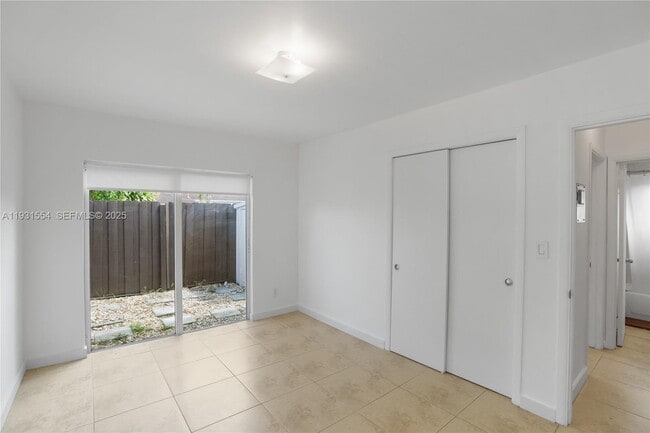 Building Photo - 932 Moffett St