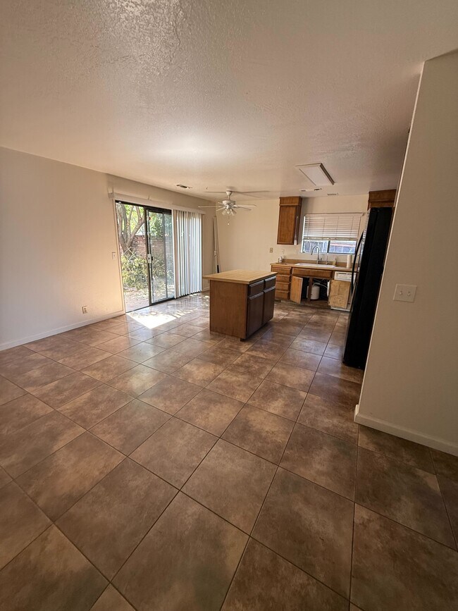Foto del edificio - 5083 Moss Creek Cir