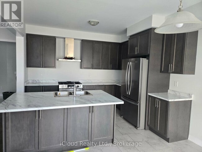 Photo du bâtiment - 104 Silverwood Cres