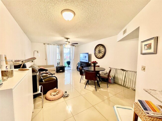 Foto del edificio - 8255 Lake Dr