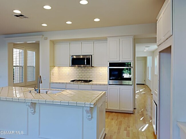 Building Photo - 115 Parkside Dr