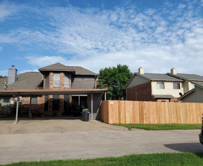 Foto del edificio - 2813 Shady Grove Dr