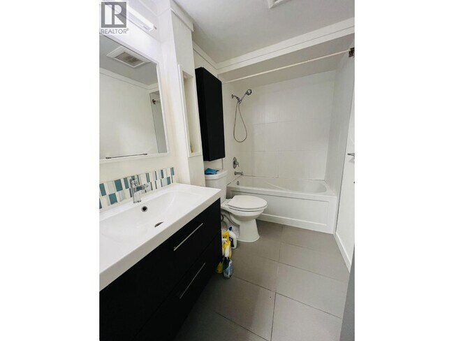 Photo du bâtiment - 8120 Colonial Dr