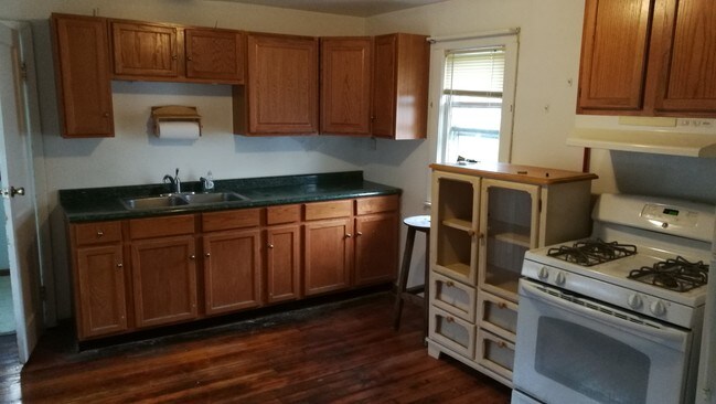 Kitchen - 1133 E Kane Pl
