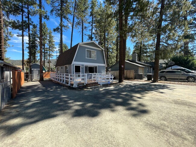 Building Photo - Two Bedroom with garage!