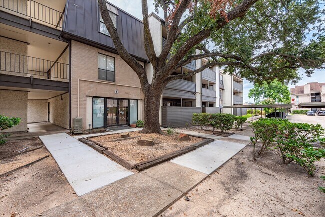 Foto del edificio - 3005 Walnut Bend Ln