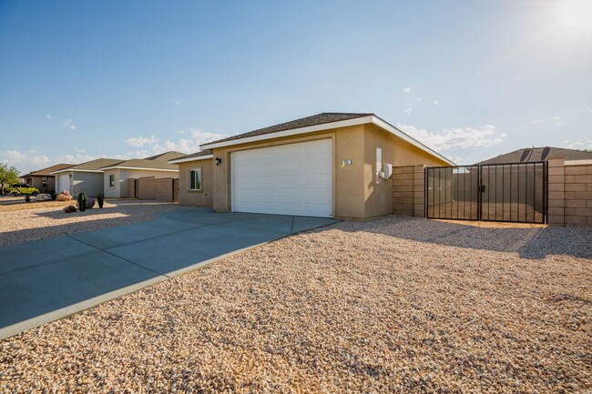 Foto del edificio - Beautiful 4 bed, 2 bath home AVAILABLE for...
