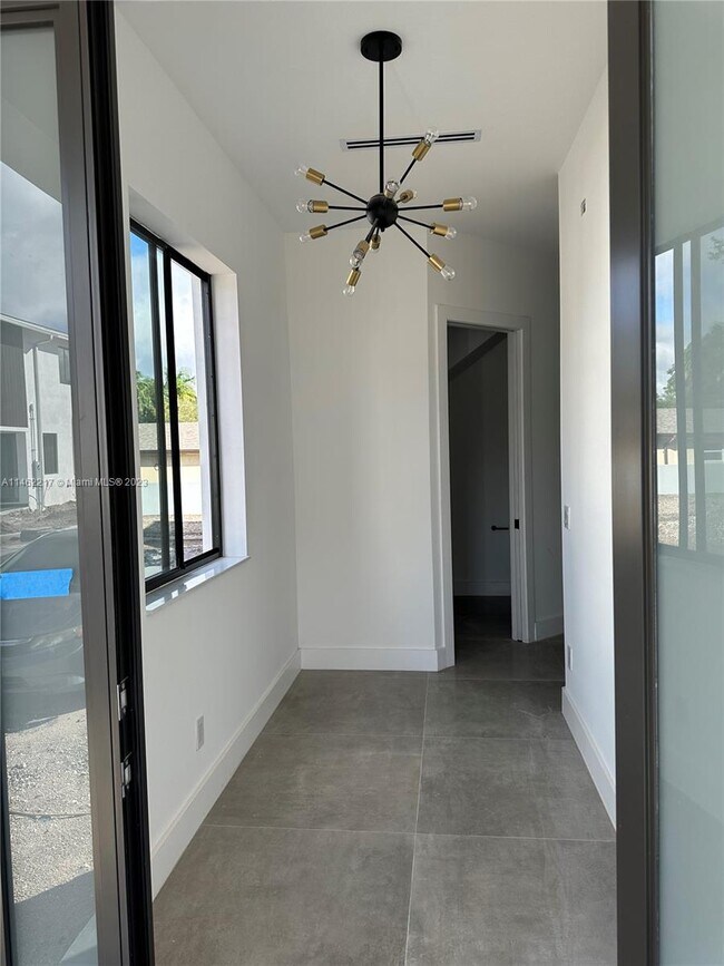 Foto del edificio - 4655 SW 32nd Ave