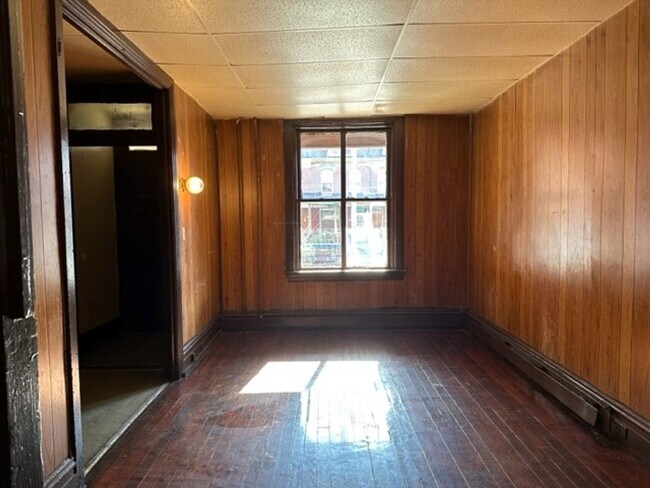 Building Photo - Welcome to this spacious 5-bedroom, 1-bath...