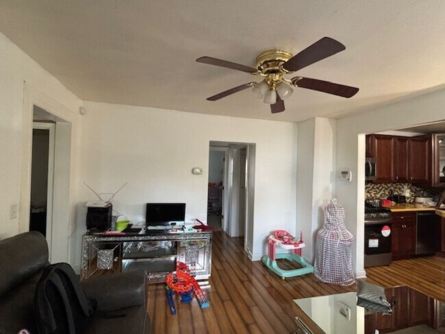 Foto del edificio - Cute & Cozy 2 BR/1 BA Single Family Home i...